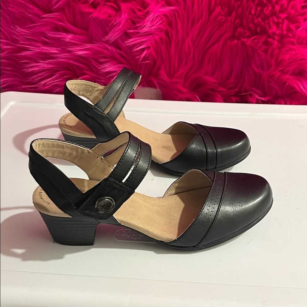 Elegant Black Clarks Women's Shoes - Picture 2 of 6